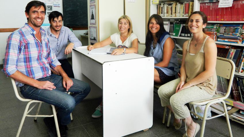 Iparraguirre entregó ayuda económica a la escuela que sufrió un robo