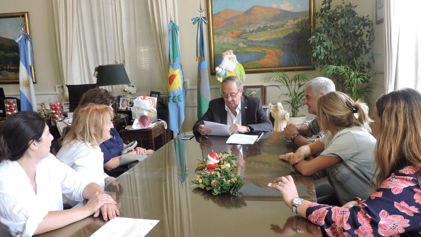 El intendente entregó un subsidio a la sala abierta de lectura para la finalización del SUM