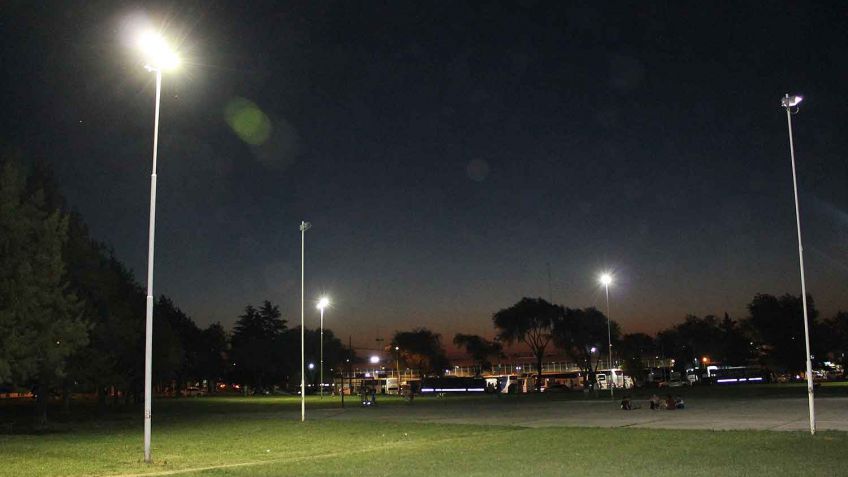 Más vandalismo: rompieron luminarias en una plaza