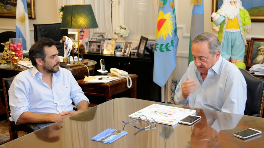 Zabaleta entregó al intendente un libro que resume lo realizado en "Tenis por Tandil"