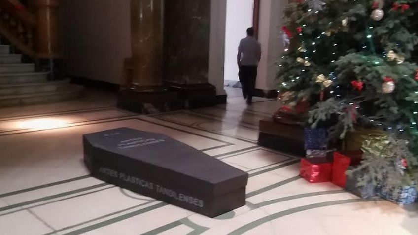 En repudio al gobierno, Rossanigo colocó un féretro de mampostería en el hall del Palacio