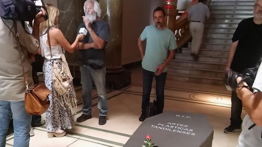 En repudio al gobierno, Rossanigo colocó un féretro de mampostería en el hall del Palacio