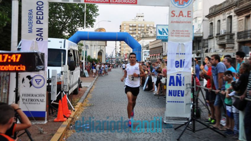 Hoffman y Urrutia ganaron la Pequeña San Silvestre