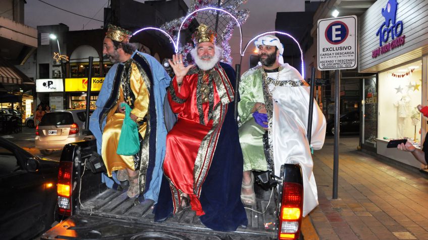 Llegaron ya los reyes, eran tres...