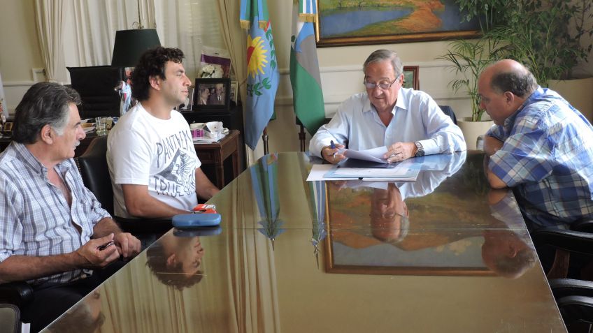 Se firmaron los contratos para la obra de cloacas en La Movediza