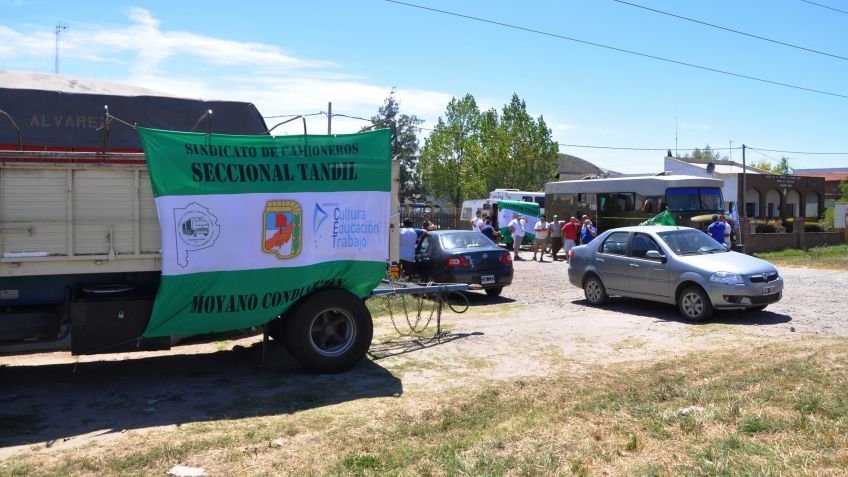 Camioneros reclaman en la entrada de Transporte La Unión