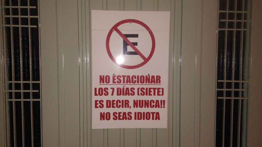 "No estacionar, no seas idiota"