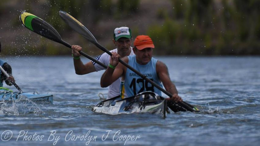 Palistas del CNF en la etapa final de la Regata Internacional de Río Negro