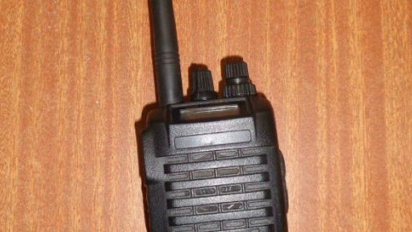 Evadió un control, lo detuvieron y le encontraron un handy con frecuencia policial