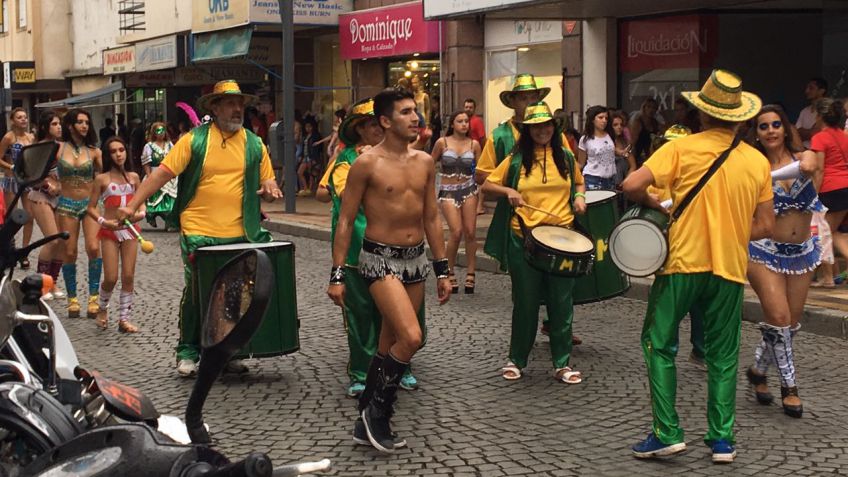 Pese al mal tiempo, se realizaron las Llamadas al Carnaval de Mi Tandil