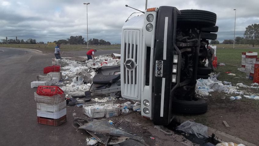 Dos tandilenses heridos tras volcar un camión 