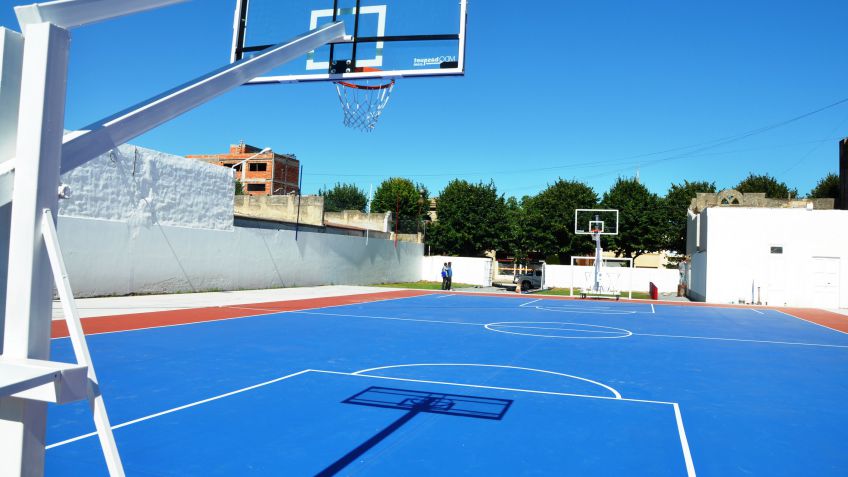 Ferro inaugura su playón polideportivo