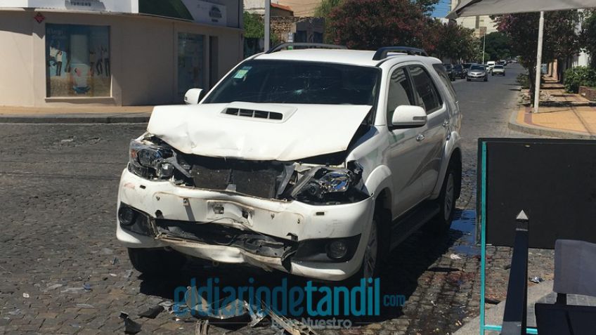 Camioneta se "comió" un colectivo: un herido