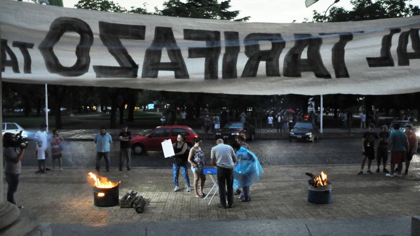 Fogata y velas contra el Tarifazo
