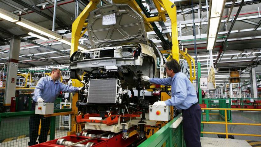 La actividad industrial interanual retrocedió 1.1% en enero