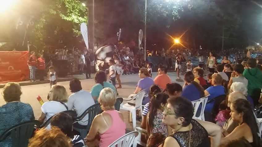 Una multitud en la tercera noche del Carnaval de mi Tandil