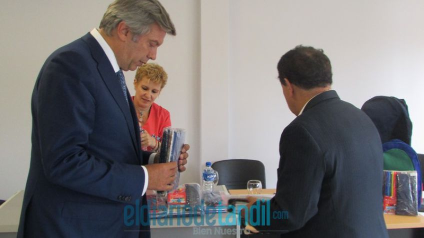 Frente Renovador e Instituto AMEMT entregarán una importante suma de útiles escolares