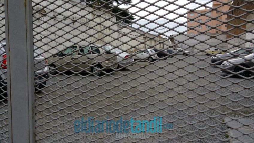 Te deja a pata: estacionamiento cerró antes del horario con los autos adentro