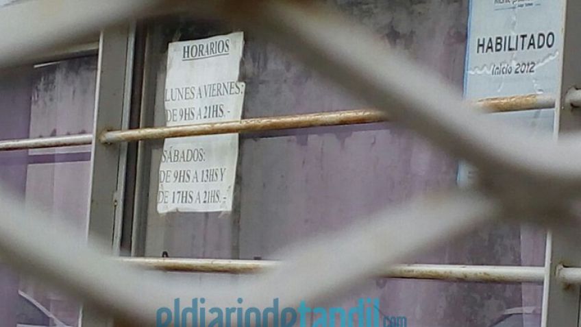 Te deja a pata: estacionamiento cerró antes del horario con los autos adentro