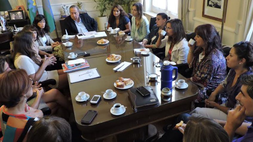 Con las funcionarias de su gobierno, Lunghi evaluó el alcance de las políticas de género