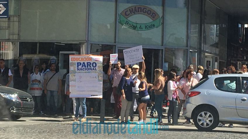La lucha de los docentes continuó con una volanteada