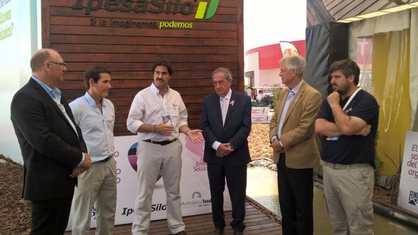 Lunghi lanzó en Expoagro los silobolsas rosas