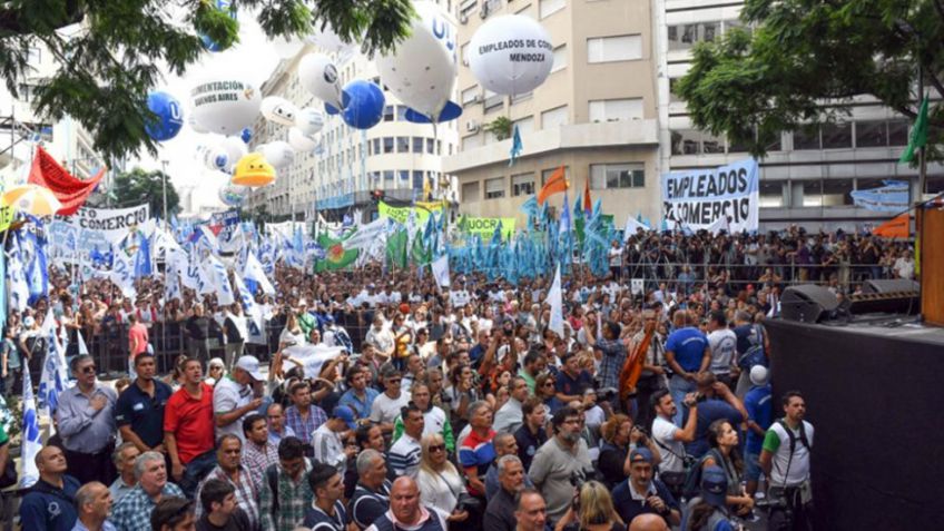 La CGT encabezó una movilización multitudinaria, anunció un paro sin fecha y hubo incidentes