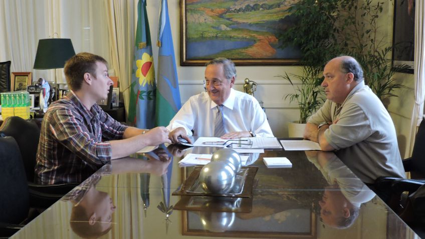 Lunghi firmó los contratos para dotar de servicios básicos al nuevo edificio de vialidad