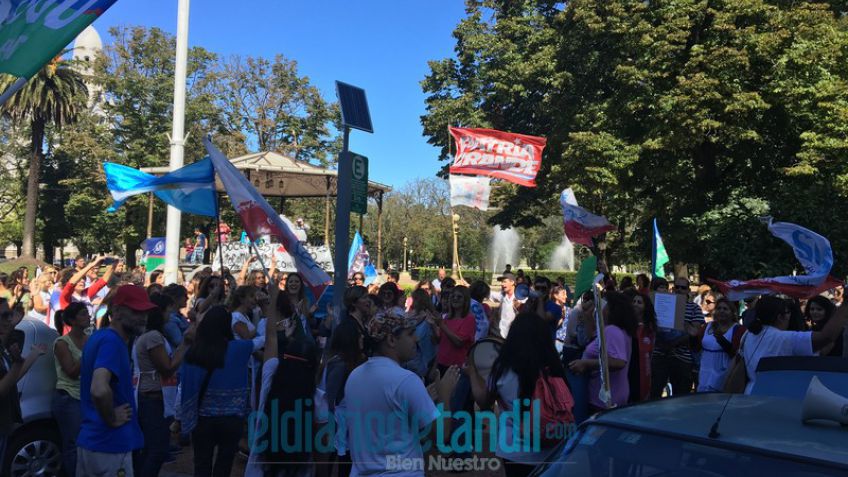 Continúa el paro docente