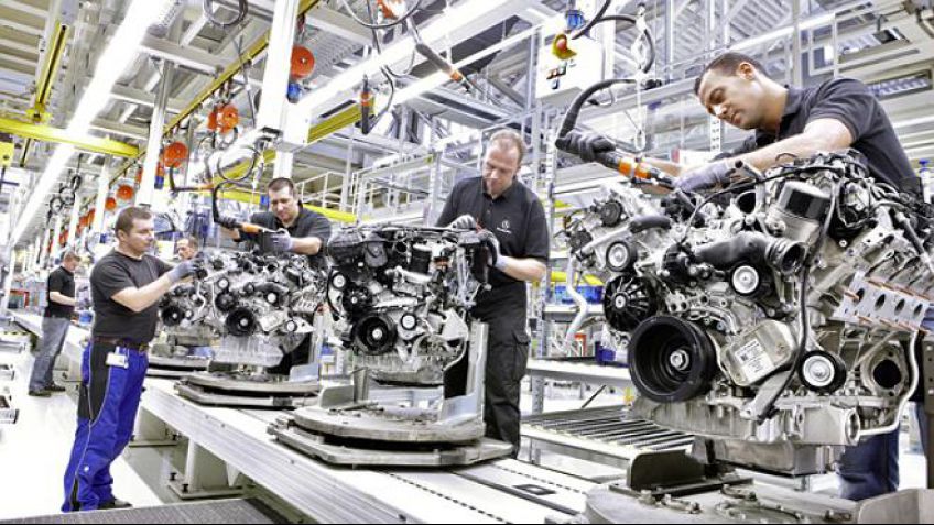 Macri firma acuerdo automotriz para crear 30.000 puestos de trabajo