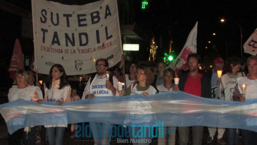 Docentes marcharon con antorchas bajo el lema "Paritarias ya"