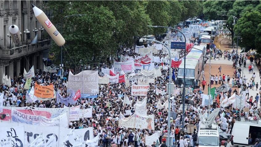 Multitudinaria marcha docente en la Plaza de Mayo para reclamar una paritaria nacional