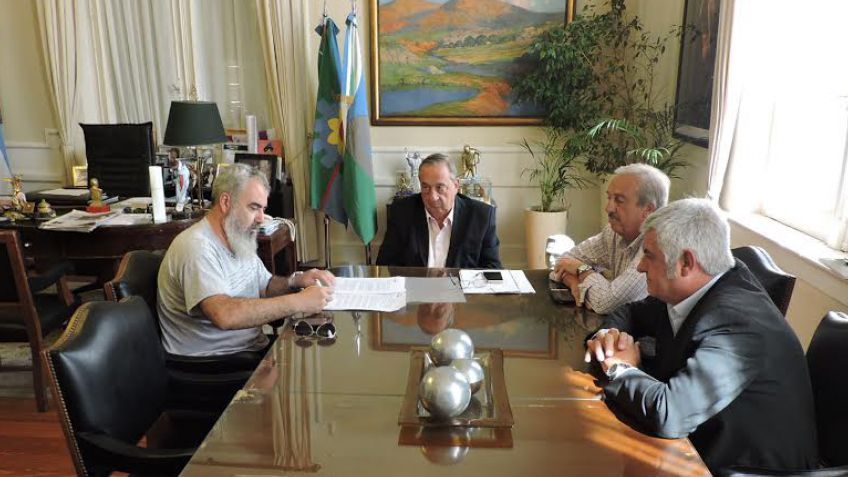 El gobierno y el gremio de los trabajadores municipales sellaron el acuerdo