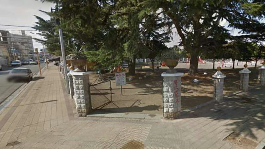 Una plaza no deja entrar mascotas y recomienda "dejarlos en casa"
