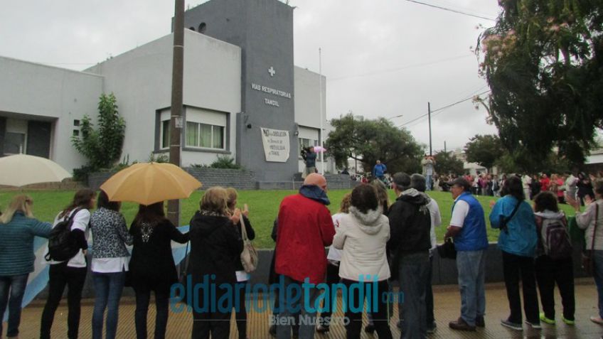 Con un abrazo simbólico, continuó la lucha por el Dispensario