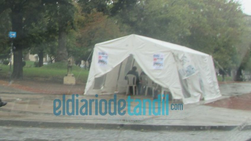 Carpa universitaria en Plaza Independencia