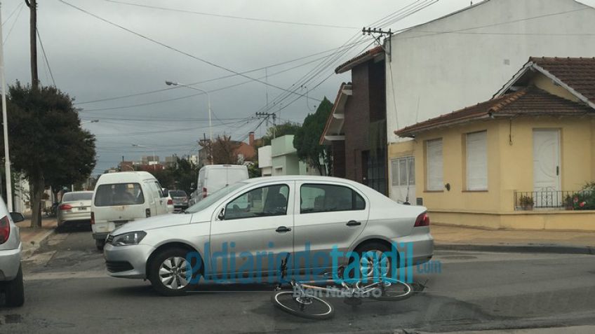 Ciclista herido tras colisionar con un remis