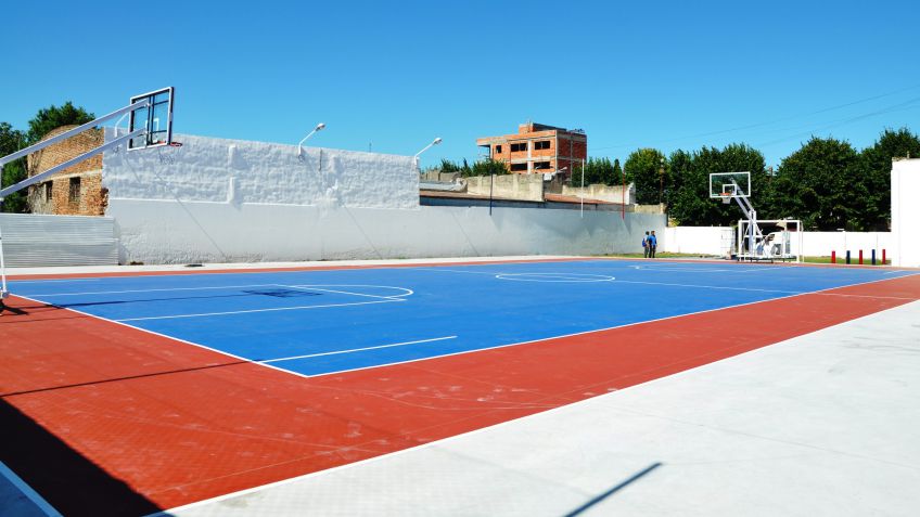 Ferro inaugura su playón polideportivo