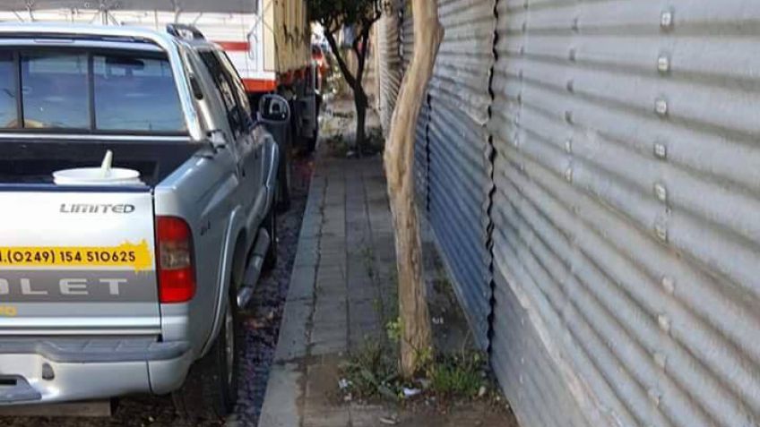 La vereda más obstaculizada de la ciudad