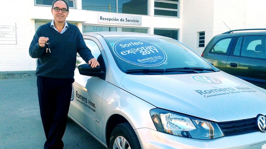 El ganador del auto en Expotan recibió su premio