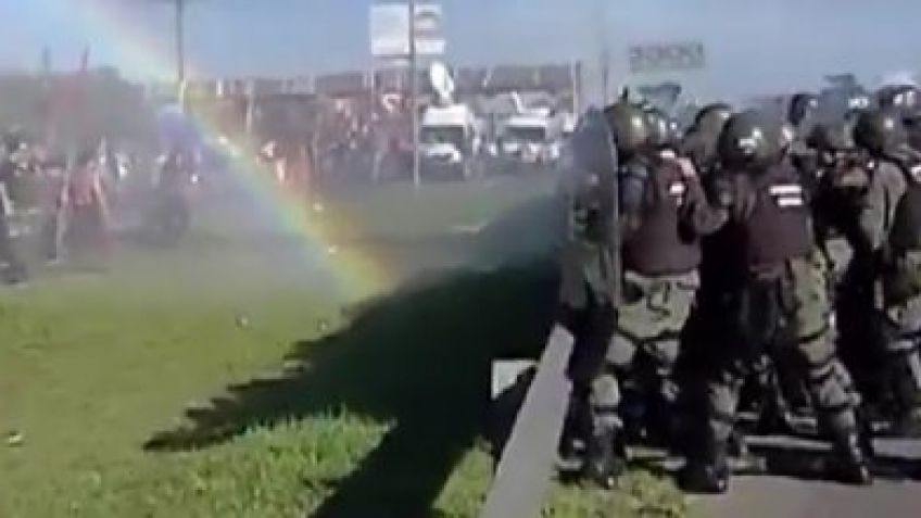 Enfrentamientos entre Gendarmes y manifestantes en el piquete en la Panamericana