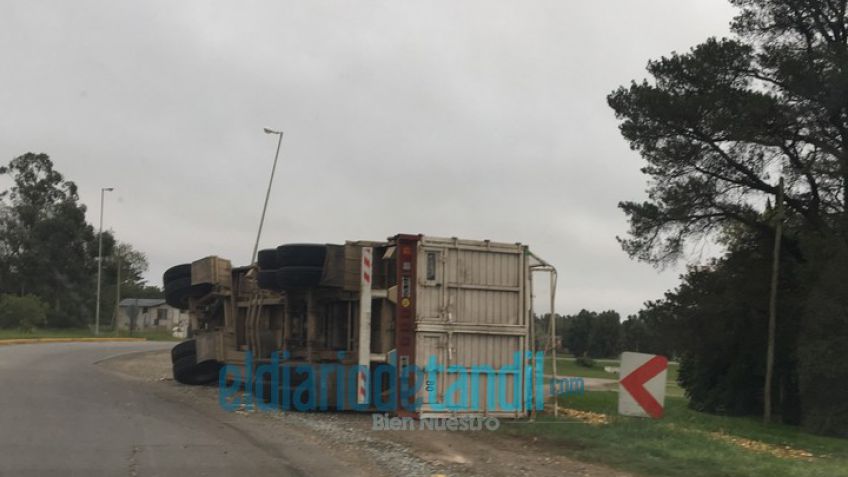 Camión derramó su carga tras volcar acoplado