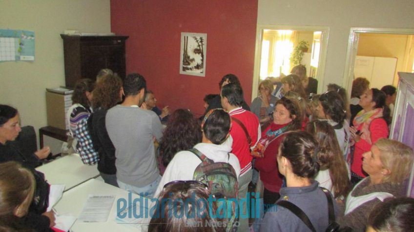 Docentes se manifestaron por "descuentos indebidos e ilegales" en los salarios