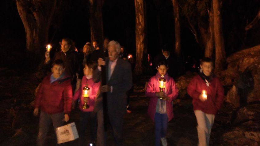 Las velas iluminaron el tradicional Vía Crucis de la Familia