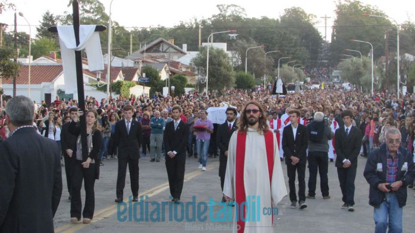 Una multitud acompañó la Procesión del Santo Entierro