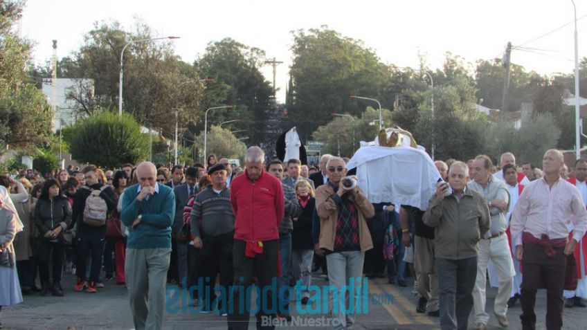 Una multitud acompañó la Procesión del Santo Entierro