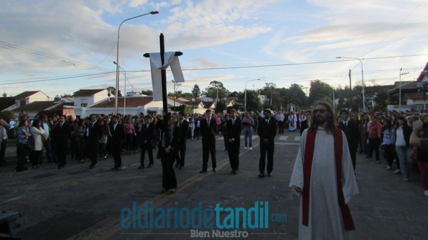 Una multitud acompañó la Procesión del Santo Entierro