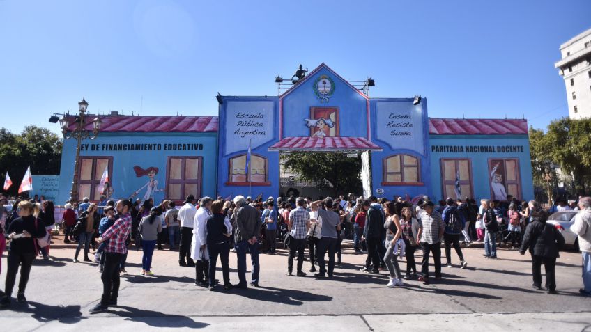 La "escuela itinerante" continuará hasta el 5 de mayo frente al Congreso