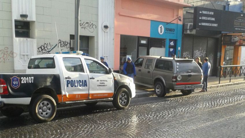 Le patinó la camioneta y se incrustó en un local céntrico