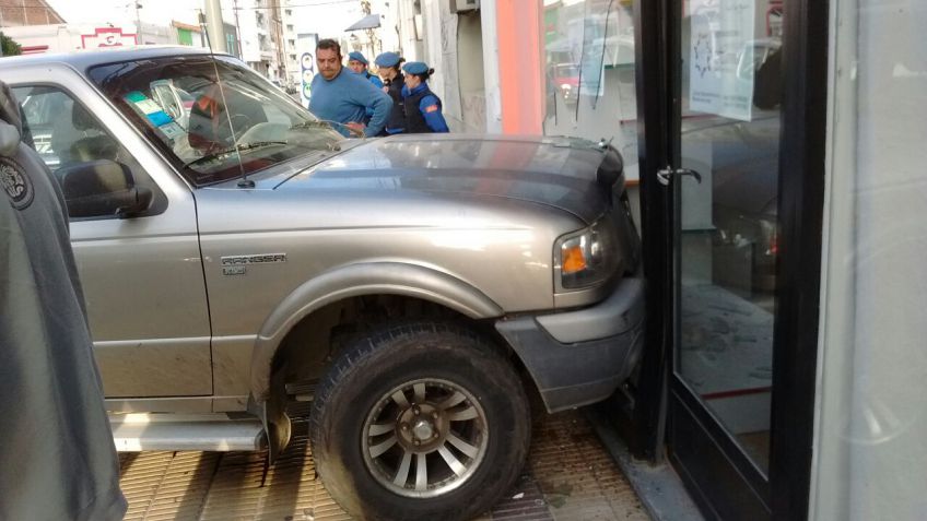 Le patinó la camioneta y se incrustó en un local céntrico